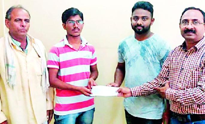 After all, the son of the stepdaughter will become a doctor | अखेर सालगड्याचा मुलगा डॉक्टर होणारच After all, the son of the stepdaughter will become a doctor | अखेर सालगड्याचा मुलगा डॉक्टर होणारच