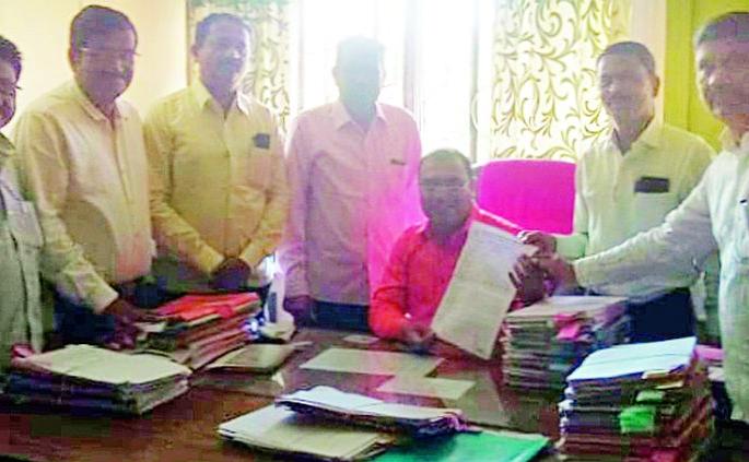 The Headmaster will let the with family to hold | मुख्याध्यापक सहकुटुंब धरणे देणार The Headmaster will let the with family to hold | मुख्याध्यापक सहकुटुंब धरणे देणार