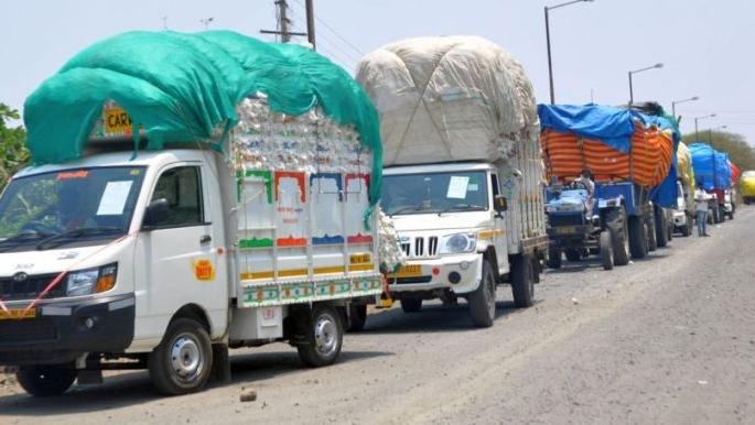 Hundreds of cotton vehicles line up outside cotton mills in Yavatmal district | यवतमाळ जिल्ह्यात खरेदी केंद्रांबाहेर कापसाची शेकडो वाहने रांगेत