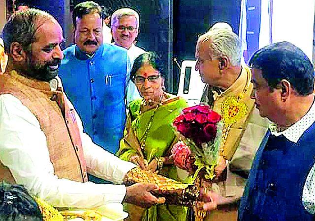 The glory of the needy for the team | संघासाठी झिजणाऱ्यांचा गौरव The glory of the needy for the team | संघासाठी झिजणाऱ्यांचा गौरव