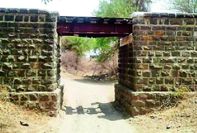 No road for 60 years! | तब्बल ६० वर्षांपासून रस्ताच नाही! No road for 60 years! | तब्बल ६० वर्षांपासून रस्ताच नाही!