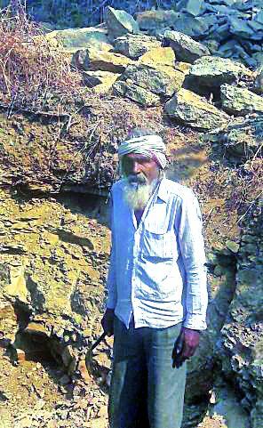 Dug well alone, but do not get electricity | एकट्याने खोदली विहीर, पण वीज मिळेना Dug well alone, but do not get electricity | एकट्याने खोदली विहीर, पण वीज मिळेना