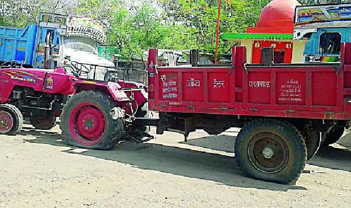 Tractor inserted on revenue employees | महसूल कर्मचाऱ्यांवर ट्रॅक्टर घातला