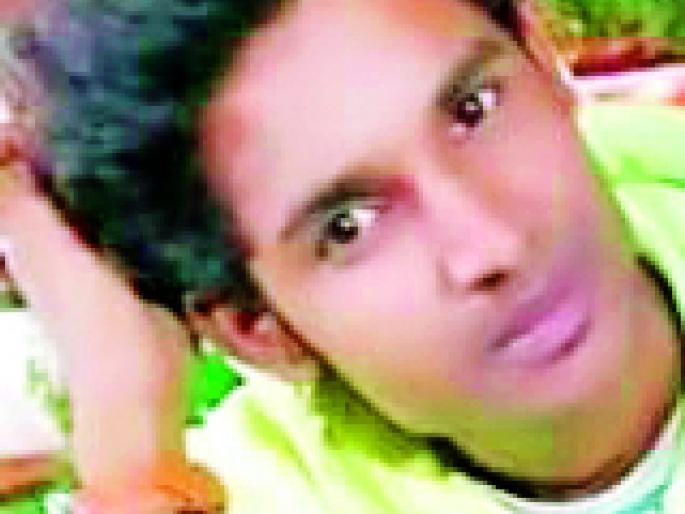Young boy commits suicide by chopping student's throat | विद्यार्थिनीचा गळा चिरुन युवकाची आत्महत्या Young boy commits suicide by chopping student's throat | विद्यार्थिनीचा गळा चिरुन युवकाची आत्महत्या