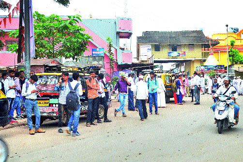 Seven students fell off the bus | सात विद्यार्थी बसमधून पडले Seven students fell off the bus | सात विद्यार्थी बसमधून पडले