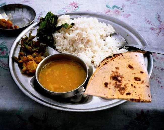 Maharashtra Election 2019: Know, 'Shiv Sena' will provide 10 rupees in this dish | Maharashtra Election 2019: जाणून घ्या,'अशा'प्रकारे शिवसेना देणार १० रुपयात भोजन थाळी Maharashtra Election 2019: Know, 'Shiv Sena' will provide 10 rupees in this dish | Maharashtra Election 2019: जाणून घ्या,'अशा'प्रकारे शिवसेना देणार १० रुपयात भोजन थाळी
