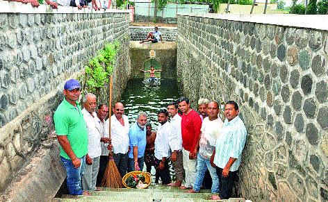 Two tonnes of garbage removed from the barve | बारवमधून काढला दोन टन कचरा Two tonnes of garbage removed from the barve | बारवमधून काढला दोन टन कचरा