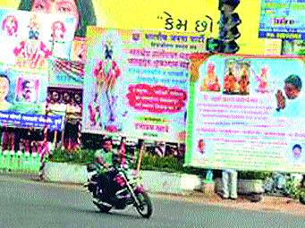 Representatives of 'Posters Boys' | ‘पोस्टर्स बॉइज’ मनपा अधिकाºयांना तंबी Representatives of 'Posters Boys' | ‘पोस्टर्स बॉइज’ मनपा अधिकाºयांना तंबी