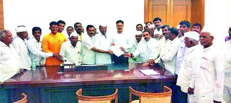  Request to Guardian Minister of Farmers for 'Prosperity' | ‘समृद्धी’बाबत शेतकºयांचे पालकमंत्र्यांना निवेदन