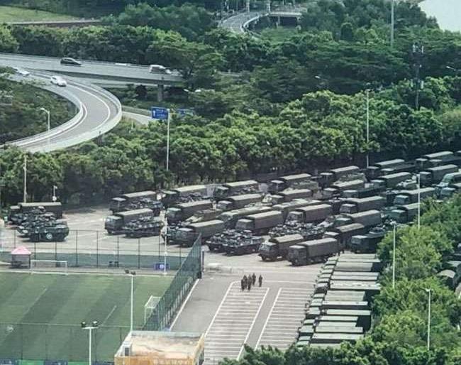 china in mood of military action with Hong Kong; 7 km behind of border | हाँगकाँगचे 'स्वातंत्र्य' धोक्यात; चीनी ड्रॅगन कारवाईच्या पवित्र्यात china in mood of military action with Hong Kong; 7 km behind of border | हाँगकाँगचे 'स्वातंत्र्य' धोक्यात; चीनी ड्रॅगन कारवाईच्या पवित्र्यात