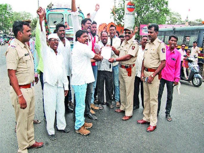  Stop the way to the Red Seneca in Yeola | येवल्यात लाल सेनेचा रास्ता रोको