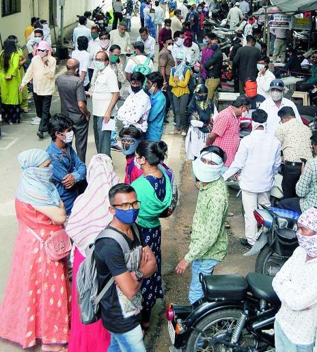 Danger of 'corona' infection from government offices in the capital! | उपराजधानीत शासकीय कार्यालयांतूनच ‘कोरोना’ संसर्गाचा धोका! Danger of 'corona' infection from government offices in the capital! | उपराजधानीत शासकीय कार्यालयांतूनच ‘कोरोना’ संसर्गाचा धोका!