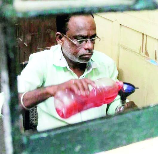 Fourth Division employees in Nagpur's Chakole dispensary in Nagpur gave medicines | नागपुरातील मनपाच्या चकोले दवाखान्यात चतुर्थ श्रेणी कर्मचारीच वाटतो औषधे