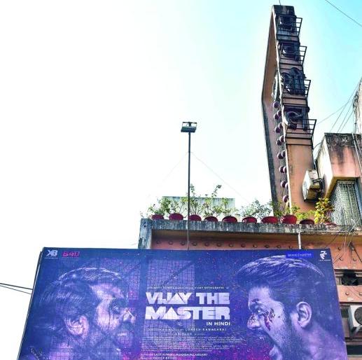 After all, the cinema hall are running on the basis of Tamil-Telugu cinema | अखेर चित्रपटगृहाला तामिळ-तेलगु सिनेमाचा आधार
