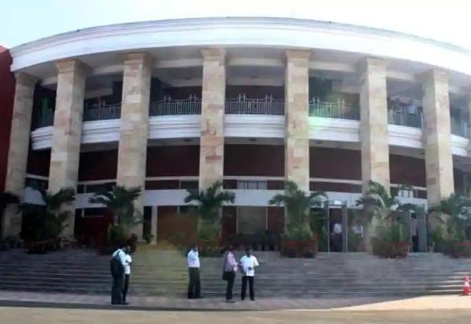 Winter session; How to maintain physical distance in less space? | हिवाळी अधिवेशन; कमी जागेत कसे पाळणार फिजिकल डिस्टन्सिंग? Winter session; How to maintain physical distance in less space? | हिवाळी अधिवेशन; कमी जागेत कसे पाळणार फिजिकल डिस्टन्सिंग?