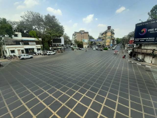 Corona virus : Lockdown in Pune and Pimpri Chinchwad from Monday? | Pune Lockdown : पुणे, पिंपरी-चिंचवडमध्ये सोमवारपासून कडक लॉकडाऊन; अजित पवार मुख्यमंत्र्यांशी बोलले Corona virus : Lockdown in Pune and Pimpri Chinchwad from Monday? | Pune Lockdown : पुणे, पिंपरी-चिंचवडमध्ये सोमवारपासून कडक लॉकडाऊन; अजित पवार मुख्यमंत्र्यांशी बोलले