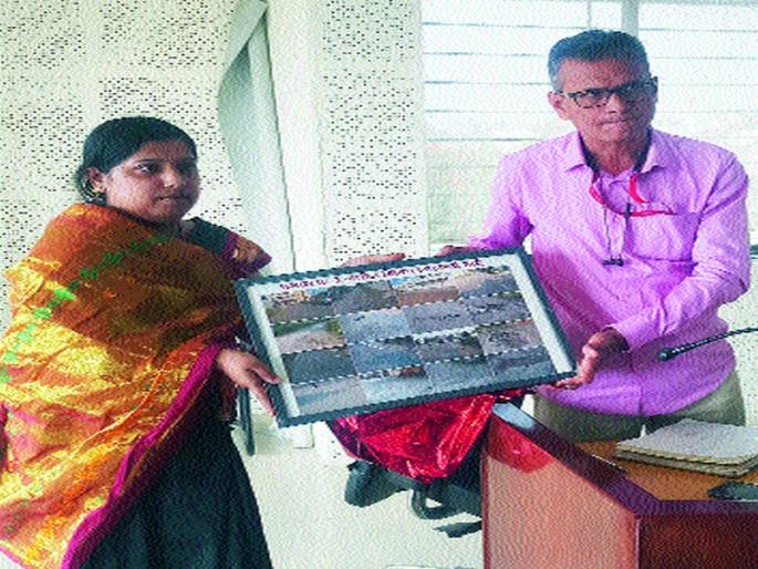 Visit the officer's photo frame | अधिकाऱ्यास कचºयाची फोटोफ्रेम भेट Visit the officer's photo frame | अधिकाऱ्यास कचºयाची फोटोफ्रेम भेट