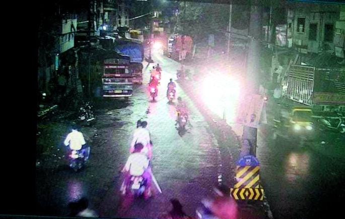 criminals roaming with weapons for an hour in Nagpur city | नागपूर शहरात लाठ्याकाठ्या, लाेखंडी राॅड व हत्यारांसह गुन्हेगारांचा दीड तास धुमाकूळ criminals roaming with weapons for an hour in Nagpur city | नागपूर शहरात लाठ्याकाठ्या, लाेखंडी राॅड व हत्यारांसह गुन्हेगारांचा दीड तास धुमाकूळ