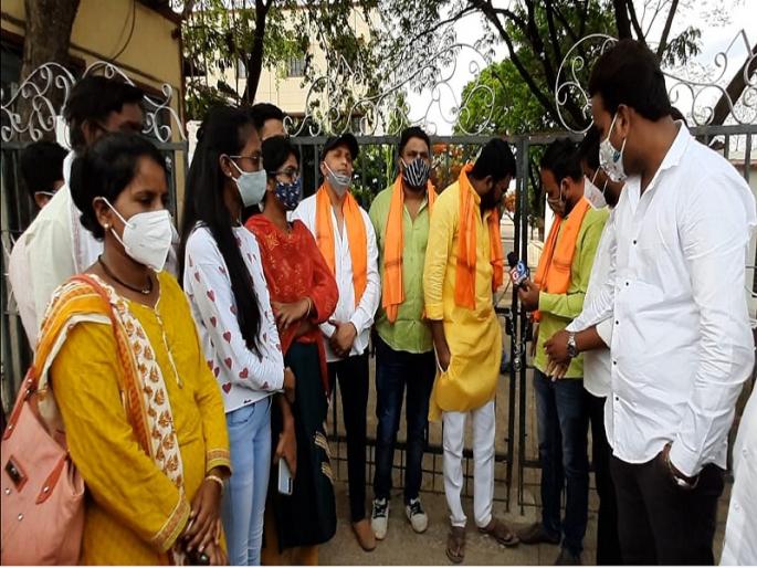 TC sent to students by post; Swami Vivekananda Academy locked by Yuvasena activist | विद्यार्थ्यांना पोस्टाने पाठवले टीसी; युवासैनिकांनी ठोकले स्वामीविवेकानंद अकॅडमीला टाळे TC sent to students by post; Swami Vivekananda Academy locked by Yuvasena activist | विद्यार्थ्यांना पोस्टाने पाठवले टीसी; युवासैनिकांनी ठोकले स्वामीविवेकानंद अकॅडमीला टाळे