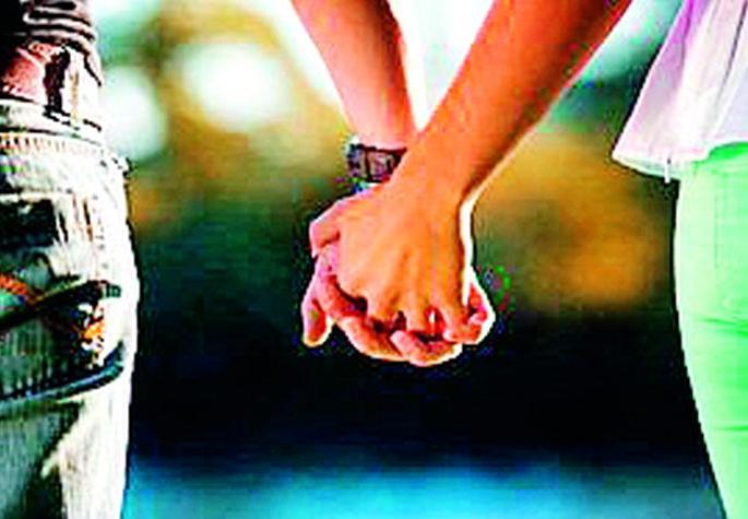 She became pregnant through a live-in relationship | ‘लिव्ह इन रिलेशनशिप’मधून ती राहिली गर्भवती She became pregnant through a live-in relationship | ‘लिव्ह इन रिलेशनशिप’मधून ती राहिली गर्भवती