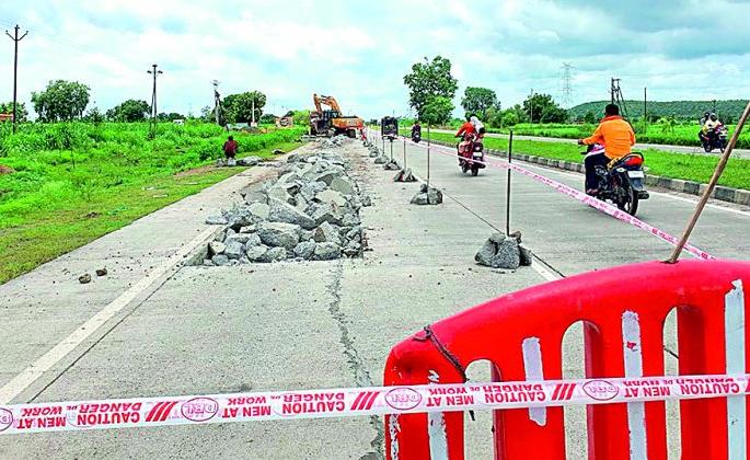 National Highway work incomplete; Still the motorists are facing the burden of toll | राष्ट्रीय महामार्गाचे काम अपूर्ण; तरीही वाहनधारकांना बसतोय टोलचा भुर्दंड National Highway work incomplete; Still the motorists are facing the burden of toll | राष्ट्रीय महामार्गाचे काम अपूर्ण; तरीही वाहनधारकांना बसतोय टोलचा भुर्दंड