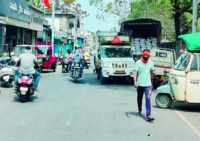 How will traffic be disciplined in Yavatmal when there is no parking space? | पार्किंगची जागा नसताना वाहतुकीला यवतमाळात शिस्त लागणार कशी ? How will traffic be disciplined in Yavatmal when there is no parking space? | पार्किंगची जागा नसताना वाहतुकीला यवतमाळात शिस्त लागणार कशी ?