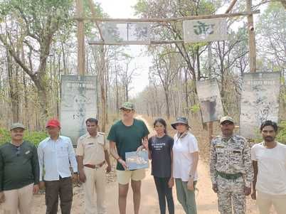 Ravi Shastri at Pench Tiger Sanctuary with family | पेंच व्याघ्र अभयारण्यात रवी शास्त्री कुटुंबियांसह दाखल Ravi Shastri at Pench Tiger Sanctuary with family | पेंच व्याघ्र अभयारण्यात रवी शास्त्री कुटुंबियांसह दाखल