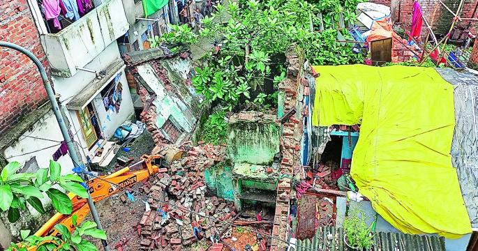 After the death the administration wakes up; A dilapidated house in Naveen Babulkhedi was demolished | मृत्यूनंतर प्रशासनाला आली जाग; नवीन बाभुळखेड्यातील जीर्ण घर पाडले After the death the administration wakes up; A dilapidated house in Naveen Babulkhedi was demolished | मृत्यूनंतर प्रशासनाला आली जाग; नवीन बाभुळखेड्यातील जीर्ण घर पाडले