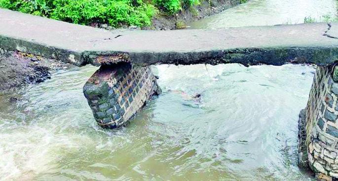 The English era landy bridge at Hingani in Wardha district was destroyed | वर्धा जिल्ह्यात हिंगणीतील इंग्रजकालीन लेंडी पूल खचला The English era landy bridge at Hingani in Wardha district was destroyed | वर्धा जिल्ह्यात हिंगणीतील इंग्रजकालीन लेंडी पूल खचला