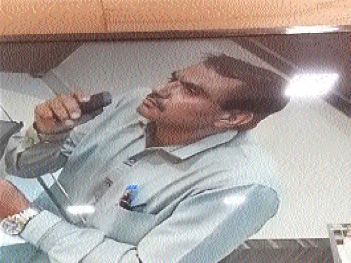 A bullion trader in Beed | बीडमध्ये सराफा व्यापाऱ्यास गंडा A bullion trader in Beed | बीडमध्ये सराफा व्यापाऱ्यास गंडा