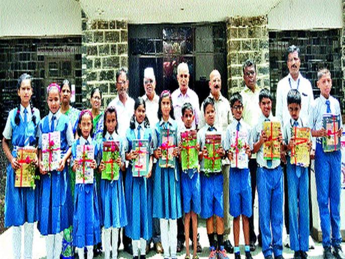 Textbook distribution in Kothari Kanya school | कोठारी कन्या शाळेत पाठ्यपुस्तक वाटप Textbook distribution in Kothari Kanya school | कोठारी कन्या शाळेत पाठ्यपुस्तक वाटप
