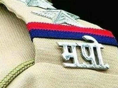 Two policemen were suspended who helped the accused escape | आरोपींना पळून जाण्यास मदत करणारे दोन पोलीस कर्मचारी बडतर्फ Two policemen were suspended who helped the accused escape | आरोपींना पळून जाण्यास मदत करणारे दोन पोलीस कर्मचारी बडतर्फ
