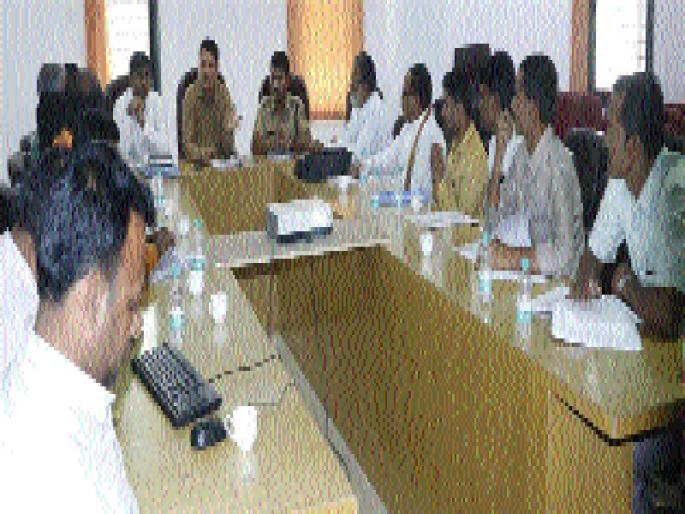 While filing the nomination, only five people are admitted with the candidate | अर्ज दाखल करताना उमेदवारासह पाच जणांनाच प्रवेश While filing the nomination, only five people are admitted with the candidate | अर्ज दाखल करताना उमेदवारासह पाच जणांनाच प्रवेश