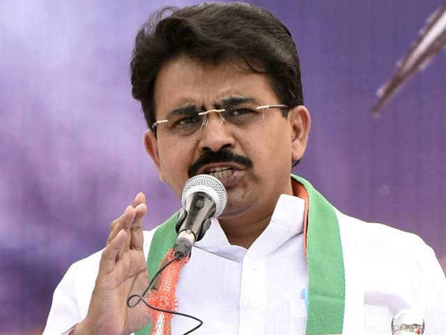 Improvement in the health of Congress MP Rajiv Satav; Information by minister Vishwajit Kadam | काँग्रेस खासदार राजीव सातव यांच्या प्रकृतीत सुधारणा; राज्यमंत्री विश्वजित कदम यांची माहिती Improvement in the health of Congress MP Rajiv Satav; Information by minister Vishwajit Kadam | काँग्रेस खासदार राजीव सातव यांच्या प्रकृतीत सुधारणा; राज्यमंत्री विश्वजित कदम यांची माहिती