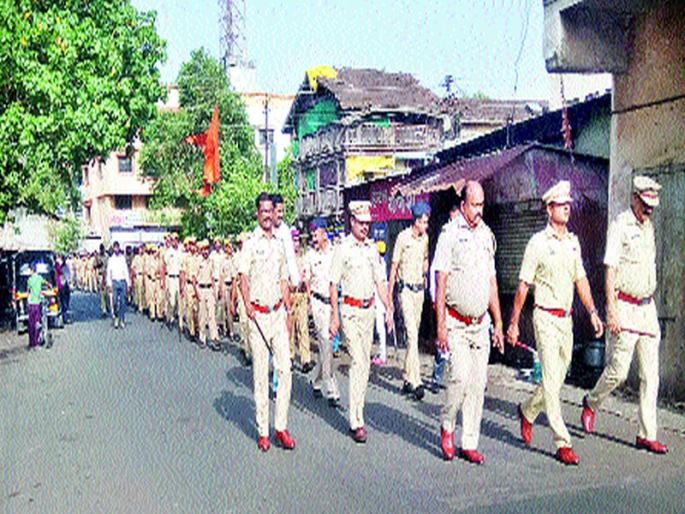 Movement of police in Nashik Road area | नाशिकरोड परिसरात पोलिसांचे संचलन Movement of police in Nashik Road area | नाशिकरोड परिसरात पोलिसांचे संचलन
