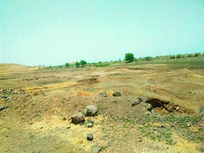 Mothori thirsty thirsty village | मातोरी गावाची तहान भागविणारा पाझरतलाव कोरडाठाक
