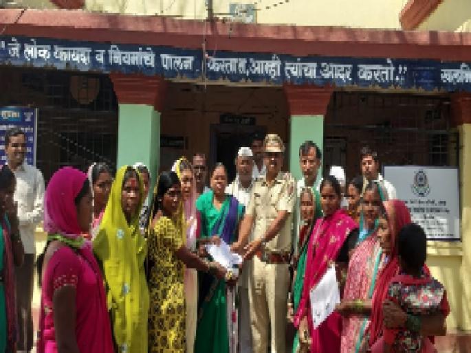 The women in Rui were forced to take liquor | रूई येथील महिला दारूबंदीसाठी सरसावल्या The women in Rui were forced to take liquor | रूई येथील महिला दारूबंदीसाठी सरसावल्या