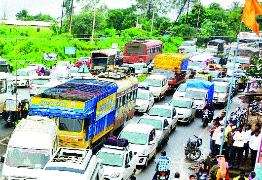  Aurangabad police get arrested due to marriage | औरंगाबादरोडला  लग्नसराईमुळे कोंडी