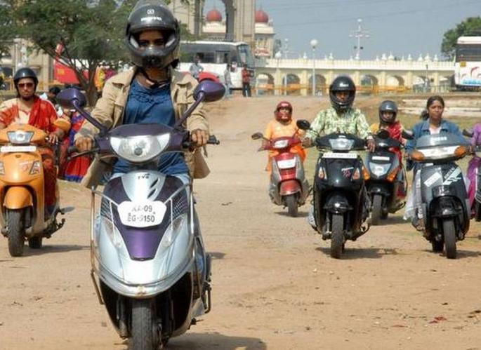 Women 'Perfect' in Driving More Than Men | वाहन चालविण्यात पुरुषांपेक्षा महिलाच ‘परफेक्ट’ Women 'Perfect' in Driving More Than Men | वाहन चालविण्यात पुरुषांपेक्षा महिलाच ‘परफेक्ट’