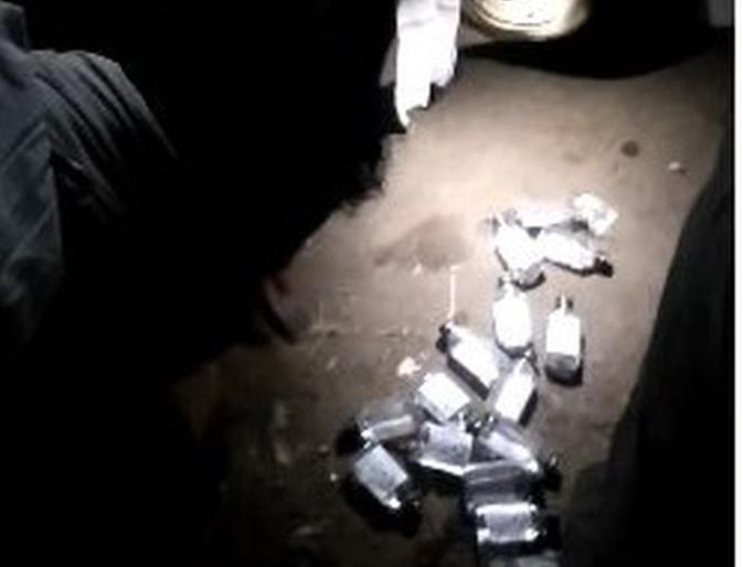 While distributing liquor at Savana in Yavatmal district, the candidate was caught red-handed by the villagers | यवतमाळ जिल्ह्यातील सवना येथे दारू वाटप करीत असताना उमेदवारास ग्रामस्थांनी रंगेहात पकडले