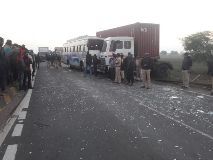 Accident on Nagpur-Bhandara Road; Four killed | नागपूर-भंडारा रोडवर भीषण अपघात; चार ठार Accident on Nagpur-Bhandara Road; Four killed | नागपूर-भंडारा रोडवर भीषण अपघात; चार ठार