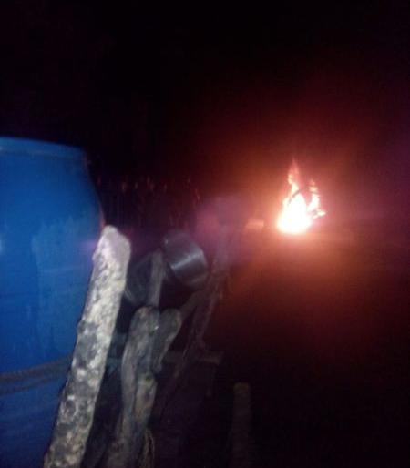 No water in Cremation ground in Gadchiroli district | ...येथील मोक्षधामात शवासोबत न्यावा लागतो पाण्याचा ड्रमही No water in Cremation ground in Gadchiroli district | ...येथील मोक्षधामात शवासोबत न्यावा लागतो पाण्याचा ड्रमही