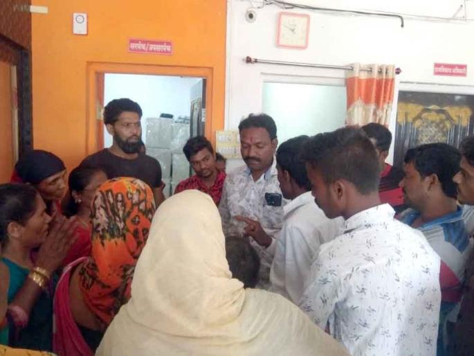 For the basic amenities, villagers sit in front of the village panchayat | मूलभूत सुविधांसाठी ग्रामस्थांचा ग्रामपंचायतीसमोर ठिय्या For the basic amenities, villagers sit in front of the village panchayat | मूलभूत सुविधांसाठी ग्रामस्थांचा ग्रामपंचायतीसमोर ठिय्या