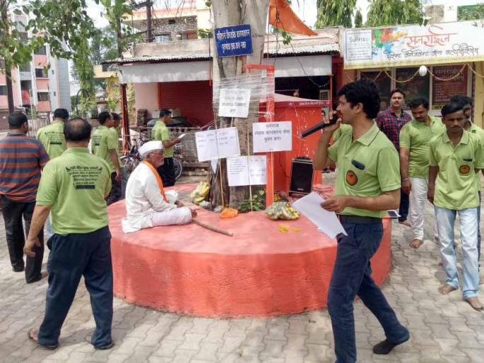God protects a husband who harasses a husband; | पतीचा छळ करणाऱ्या पत्नीला सद्बुद्धी देण्याचे देवाला साकडे God protects a husband who harasses a husband; | पतीचा छळ करणाऱ्या पत्नीला सद्बुद्धी देण्याचे देवाला साकडे