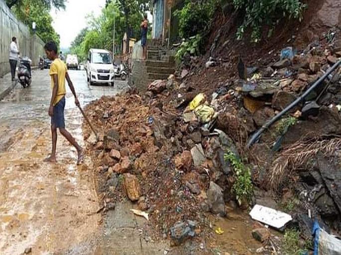 part of the hill was collapse In Ghodbunder village | घोडबंदर गावात मुसळधार पावसामुळे डोंगराचा भाग खचला part of the hill was collapse In Ghodbunder village | घोडबंदर गावात मुसळधार पावसामुळे डोंगराचा भाग खचला