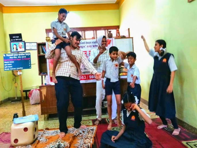 Neither theater nor the grand stage , but drama of Colorful in ' house' | ना कुठले थिएटर ना भव्यदिव्य रंगमंच ; तरी ' गुरूस्कूल ' चं नाटक रंगतेय घराघरांत... Neither theater nor the grand stage , but drama of Colorful in ' house' | ना कुठले थिएटर ना भव्यदिव्य रंगमंच ; तरी ' गुरूस्कूल ' चं नाटक रंगतेय घराघरांत...