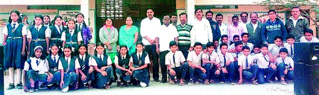 Water saving lessons for students through water foundation | पानी फाउण्डेशनतर्फे विद्यार्थ्यांना पाणी बचतीचे धडे