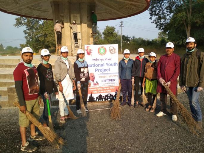Shramdan campaign in Wardha's Pawanar Ashram | वर्ध्याच्या पवनार आश्रमात श्रमदान अभियान Shramdan campaign in Wardha's Pawanar Ashram | वर्ध्याच्या पवनार आश्रमात श्रमदान अभियान