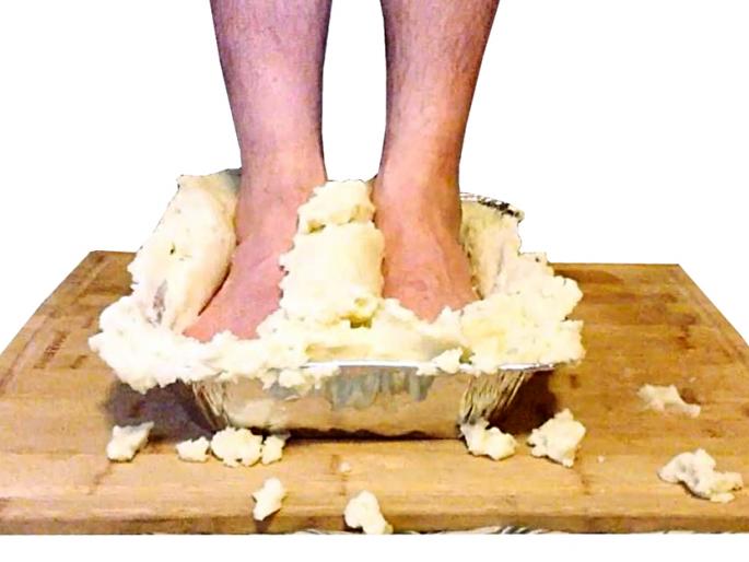 Shocking Potato boiled in pantry car in Ahmedabad expresses tremendous foot; Video viral | धक्कादायक ! अहमदाबाद एक्सप्रेसमध्ये पॅन्ट्री कारमध्ये उकडलेले बटाटे चक्क पायाने तुडवले Shocking Potato boiled in pantry car in Ahmedabad expresses tremendous foot; Video viral | धक्कादायक ! अहमदाबाद एक्सप्रेसमध्ये पॅन्ट्री कारमध्ये उकडलेले बटाटे चक्क पायाने तुडवले