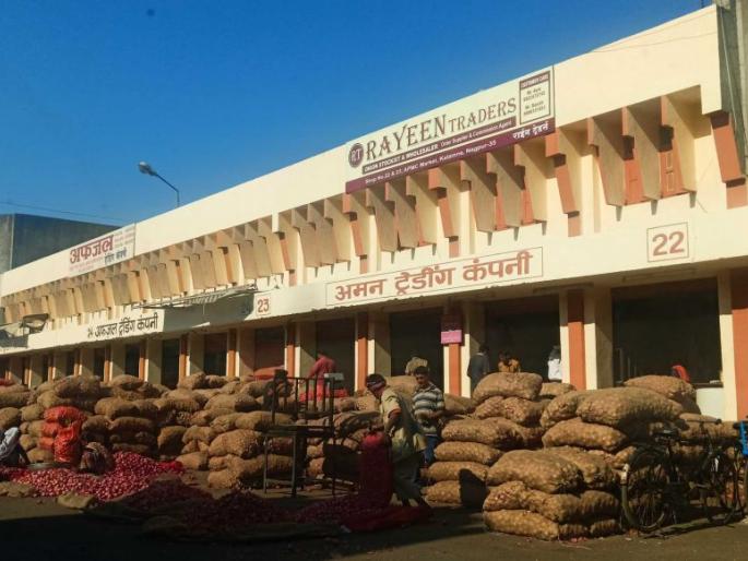 Widespread black market of government grains in Yashodhara-Kalamanya | यशोधरा-कळमन्यात सरकारी धान्याचा सर्रास काळाबाजार Widespread black market of government grains in Yashodhara-Kalamanya | यशोधरा-कळमन्यात सरकारी धान्याचा सर्रास काळाबाजार